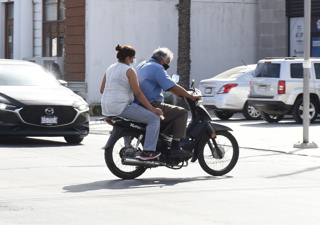 Es común en vialidades de la Zona Metropolitana de La Laguna observar a conductores de motocicleta con acompañantes sin utilizar cascos de protección. (EL SIGLO DE TORREÓN)