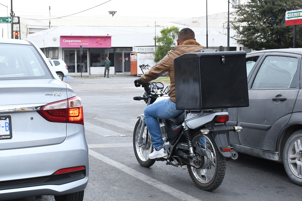 Según las autoridades, en la mayoría de los percances, los motociclistas no portan el casco protector, transitan sin luces, a exceso de velocidad o viajan acompañados de más personas. (EL SIGLO DE TORREÓN)