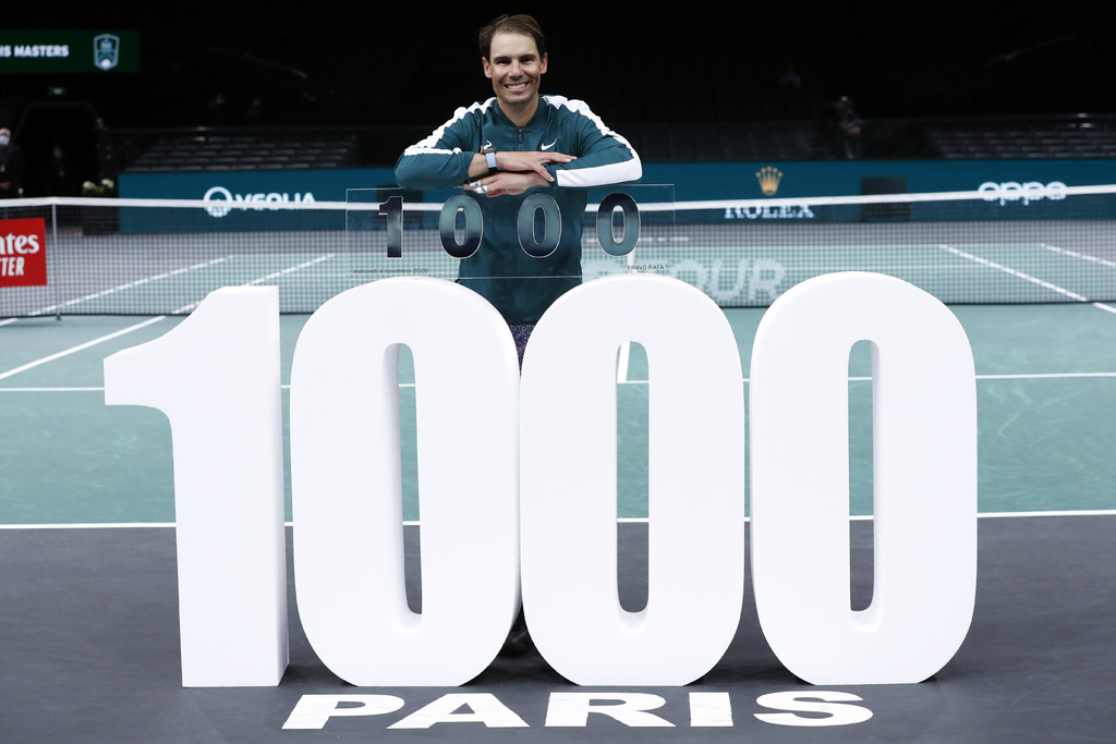 Rafael Nadal batalló para derrotar 4-6, 7-6, 6-4 a Feliciano López en el Masters 1000 de París, y con eso llegó a 1000 victorias en su carrera. (AP)