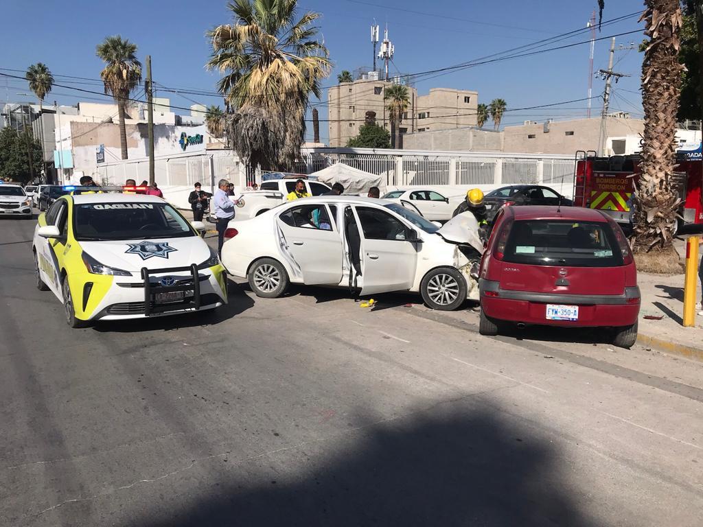 Veloz conductora protagoniza accidente en el sector Centro de Torreón; impactó su auto contra otro vehículo y después chocó contra los rieles de acero.(EL SIGLO DE TORREÓN)