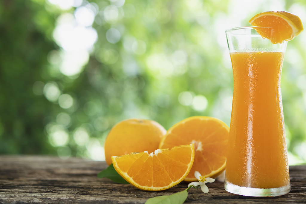 Se recomienda consumir frutos y jugos de cítricos como naranja y toronja pata obtener la vitamina C. (ARCHIVO)
