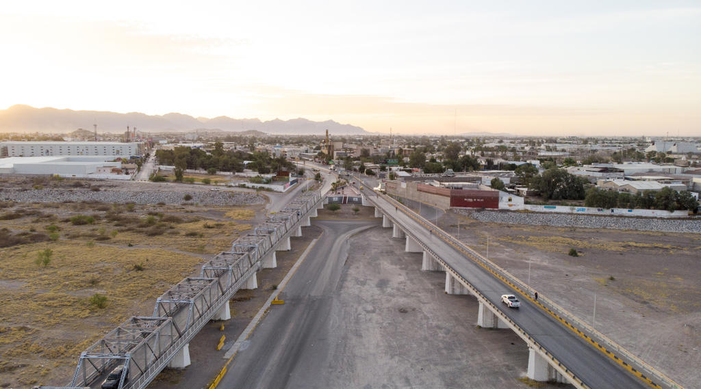Ayer viernes por la mañana siguieron abiertos los puentes que comunican a los municipios de Gómez Palacio y Torreón.
