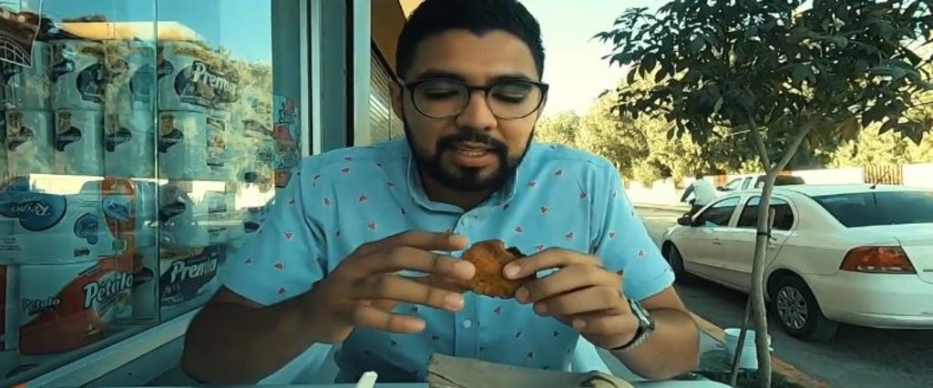 Travesía. El lagunero comenzó a probar gorditas de chicharrón desde ayer viernes, en su natal Matamoros, Coahuila.