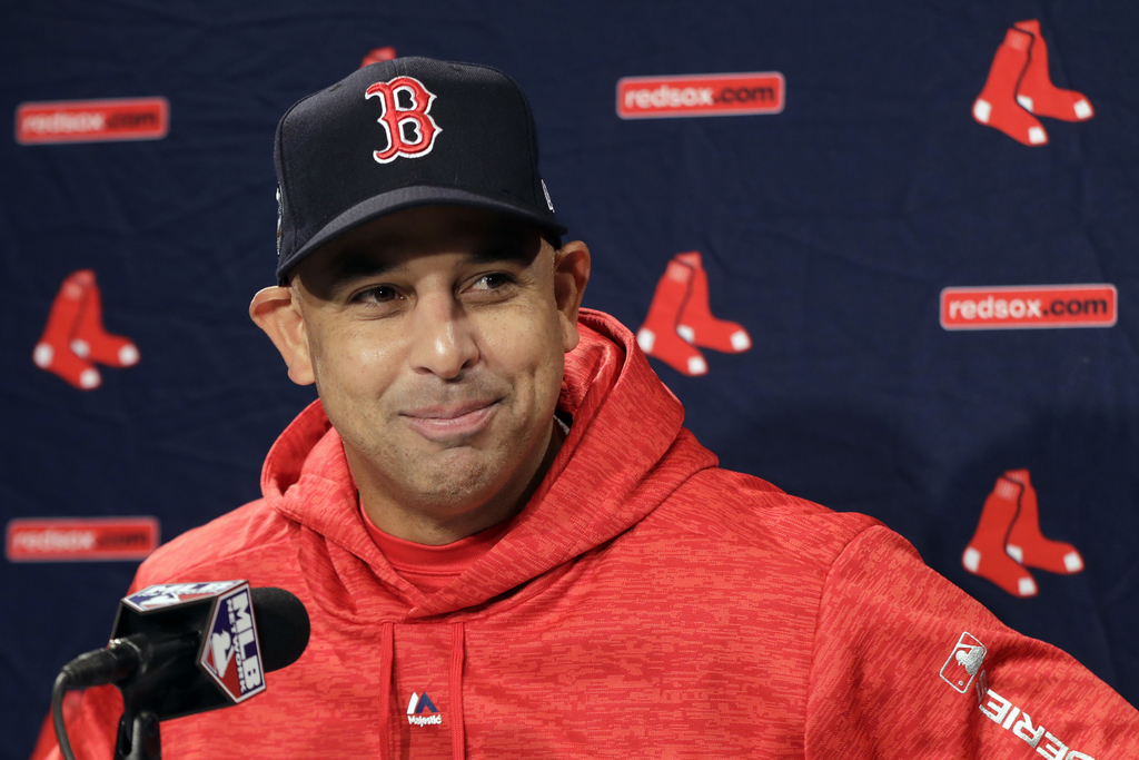 Alex Cora fue suspendido una temporada por su participación en la polémica de robo de señales de los Astros en 2017. (ARCHIVO)