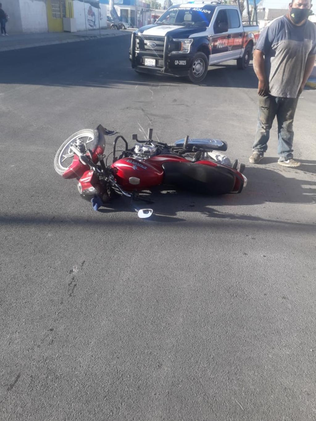 Un motociclista resultó lesionado luego de que se impactó por alcance contra un taxi en el fraccionamiento San Antonio de la ciudad de Gómez Palacio. (EL SIGLO DE TORREÓN)
