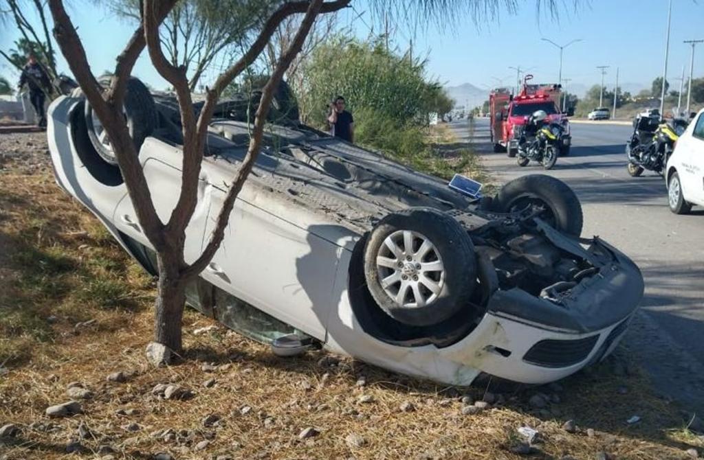 Joven y veloz conductor vuelca en su auto sobre la carretera Torreón - San Pedro, frente a la colonia Villa Florida, de Torreón. (ARCHIVO)