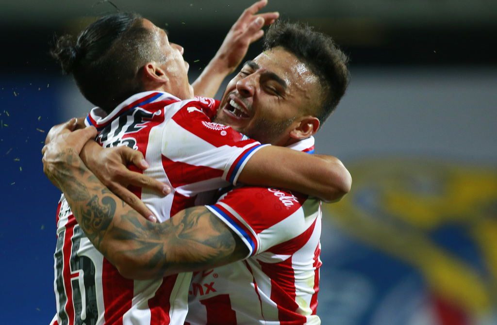 Uriel Antuna (i) y Alexis Vega celebran tras el segundo gol.