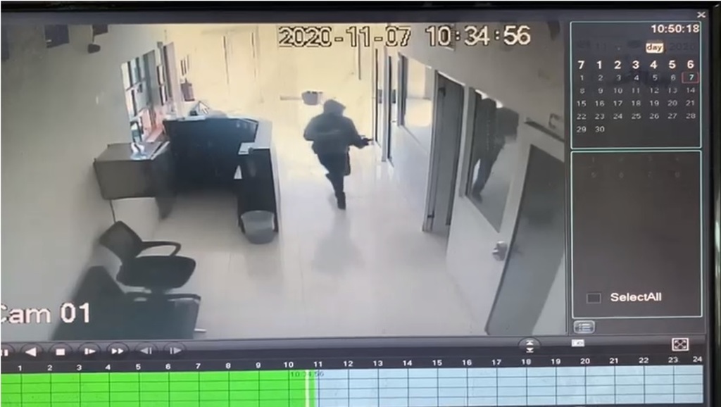 En el video de las cámaras de vigilancia se observa cuando el ladrón ingresa al laboratorio. (EL SIGLO DE TORREÓN)