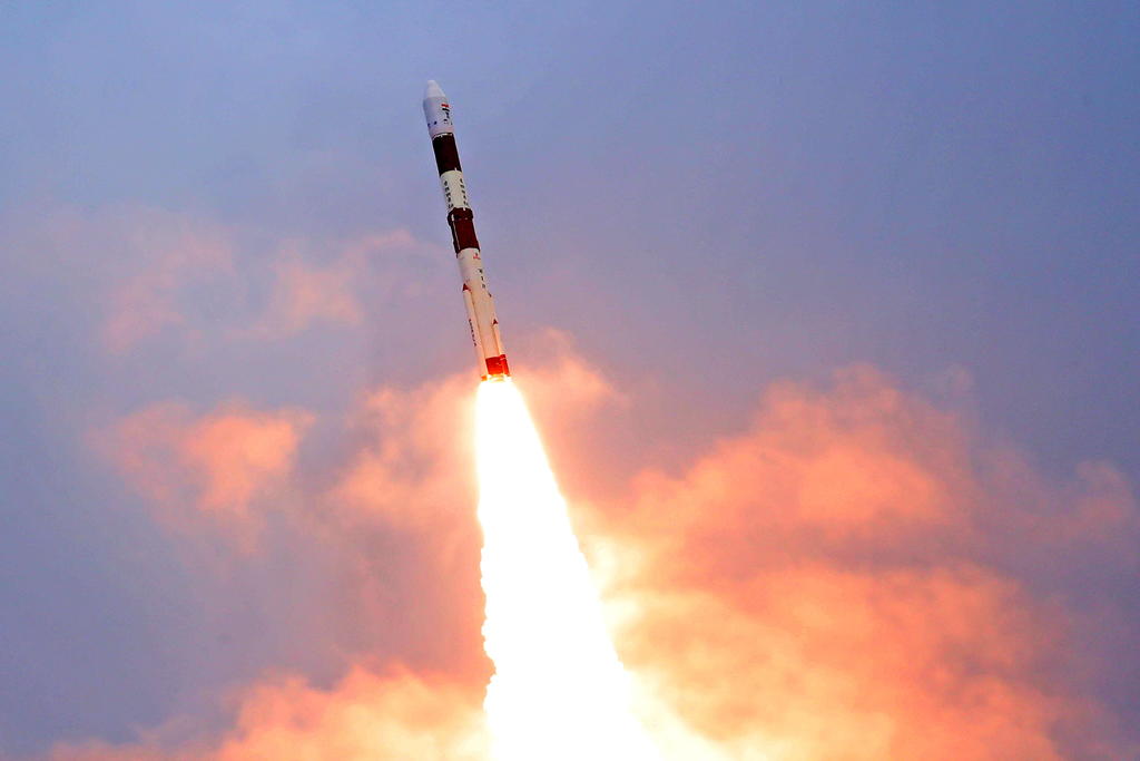 La India lanzó con éxito su primer satélite al espacio desde el inicio del confinamiento por la pandemia de COVID-19 el 25 de marzo, un envío en un cohete en el que también había nueve satélites comerciales de otras tres nacionalidades. (ARCHIVO) 