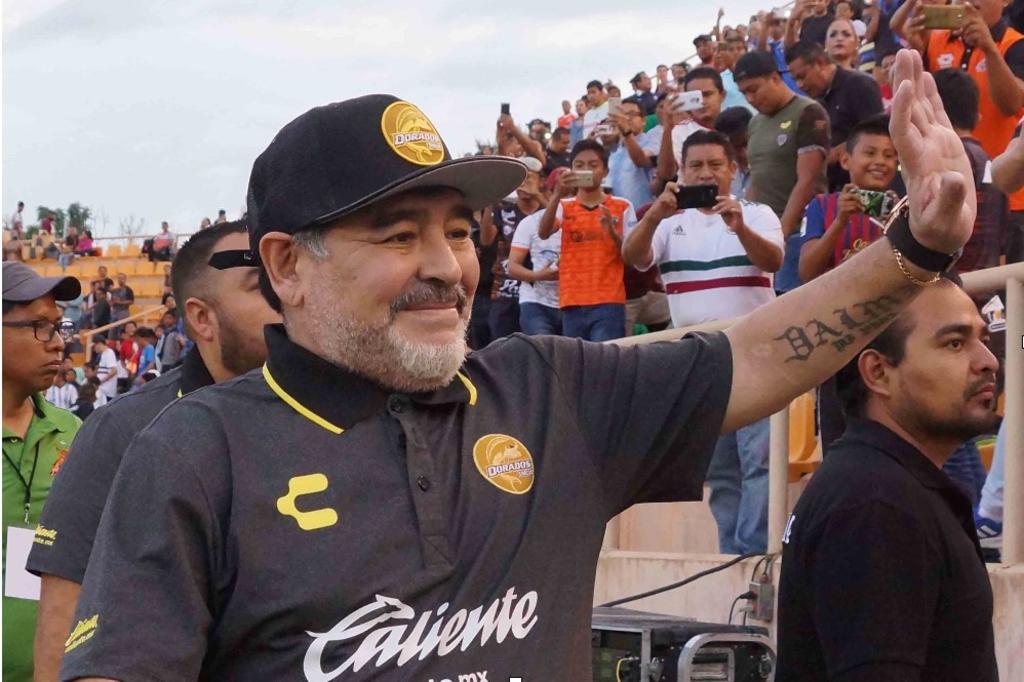 El médico personal de Diego Maradona, Leopoldo Luque, afirmó este domingo que el exfutbolista, ingresado en una clínica a las afueras de Buenos Aires, está 'lúcido' y mejora en su estado de salud.
