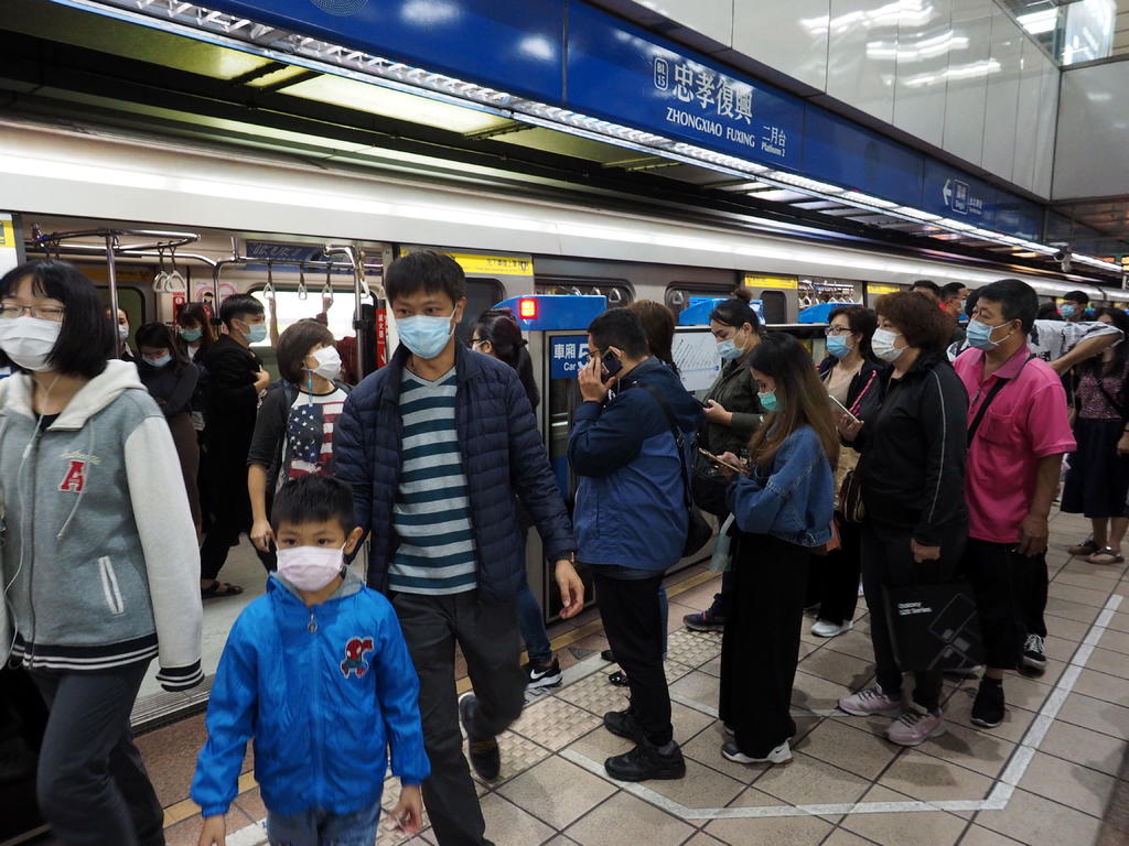 La Comisión Nacional de Sanidad de China anunció hoy que el país asiático ha diagnosticado 33 nuevos casos del coronavirus SARS-CoV-2 este domingo, uno de ellos por contagio local en la ciudad nororiental de Tianjin. (ARCHIVO)
