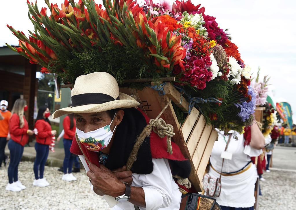 Sin público, impregnado de nostalgia y en un escenario distinto, el Desfile de Silleteros de Colombia utilizó una atípica edición para enviar mensajes de esperanza y resiliencia con vistosos arreglos florales y una tradición que sobrevivió a la pandemia de la COVID-19. (ARCHIVO)