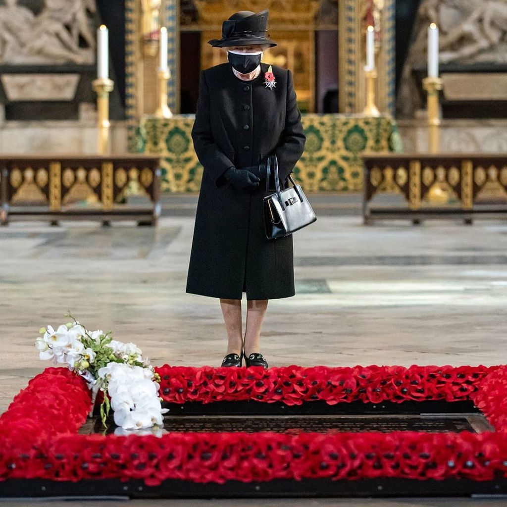 Por primera vez. La reina Isabel II apareció en un evento portando una mascarilla.