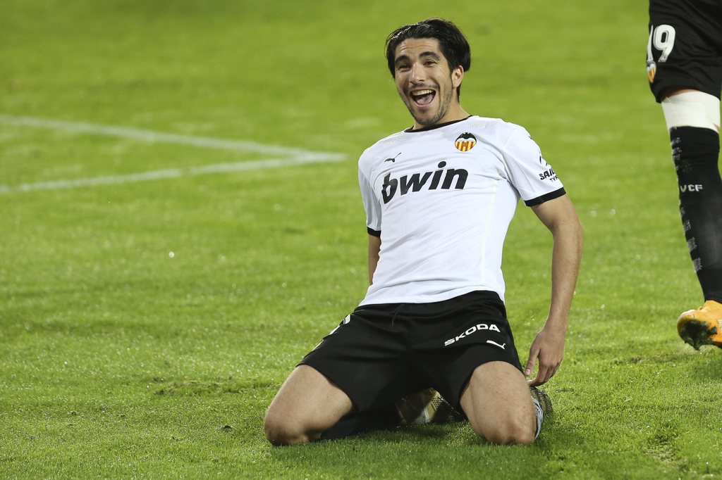 Carlos Soler anotó tres penales, en la victoria del Valencia 4-1 sobre Real Madrid. (AP)