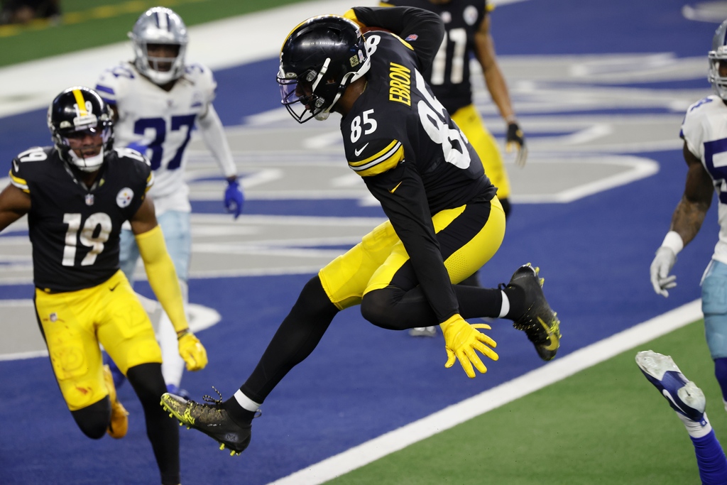 Eric Ebron brinca a un rival para anotar el touchdown de la victoria de Acereros ante Vaqueros. (AP)