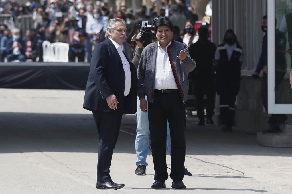 Acompañado de su aliado político, el presidente argentino Alberto Fernández, Morales cruzó la frontera entre ambos países. (EFE)