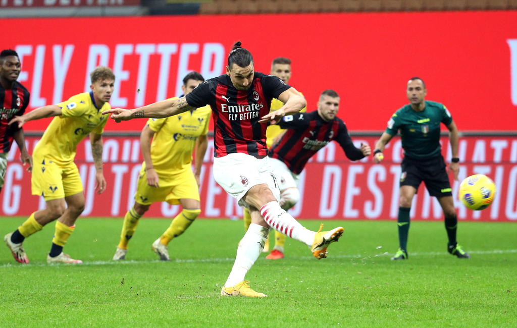 Zlatan Ibrahimovic salvó un punto este domingo para el Milan en San Siro contra el Verona (2-2) y le mantuvo como líder invicto en la Serie A. (ARCHIVO)