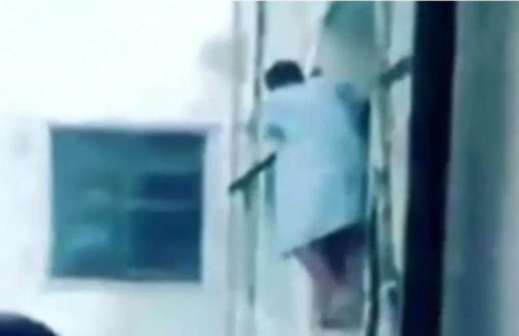 En el Hospital Regional Valentín Gómez Farías ubicado en  Coatzacoalcos, Veracruz, personal captó el impactante momento en el que un paciente psiquiátrico se lanza desde la venta del segundo piso. (Especial) 