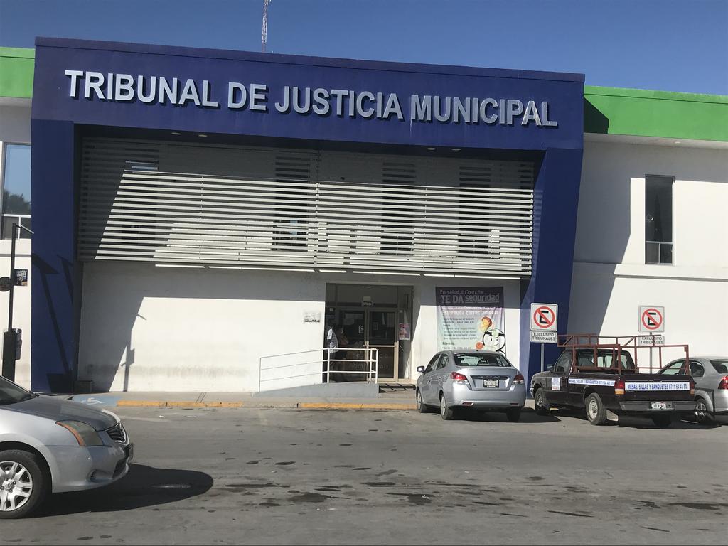 La Dirección de Seguridad Pública de Torreón, informó sobre la detención de un sujeto identificado como César “N”, quien es señalado por su presunta responsabilidad en el delito de daños en propiedad ajena.
