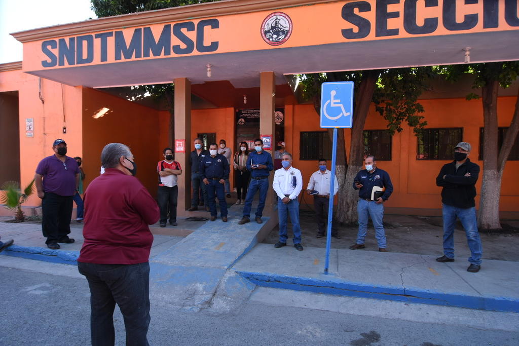 Trabajadores sindicalizados de Altos Hornos de México (AHMSA) mayores de 60 años de edad buscan ser liquidados de la siderúrgica a través de el plan de retiro voluntario, para jubilarse y recibir una terminación.