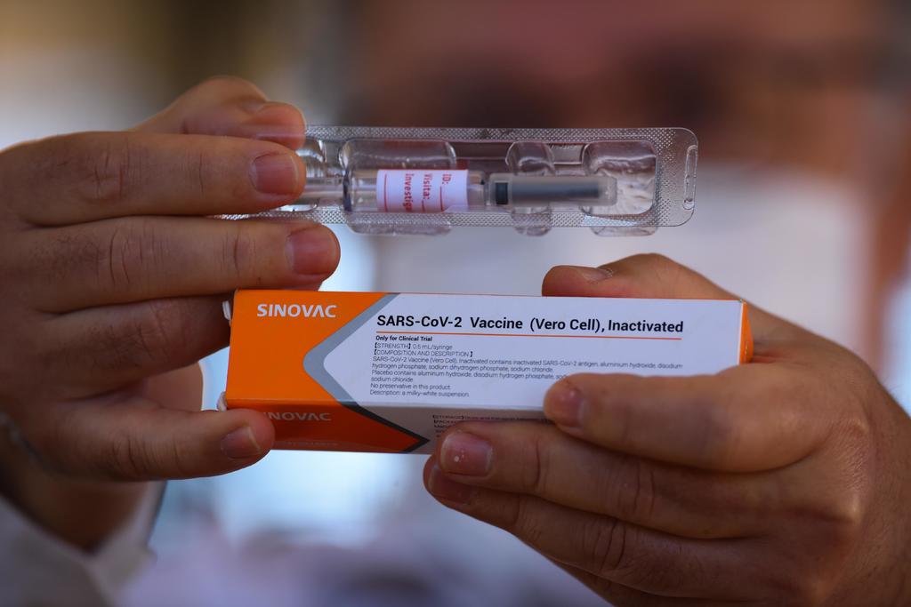  La Agencia Nacional de Vigilancia Sanitaria (Anvisa) de Brasil informó este lunes que determinó la suspensión temporal de los ensayos clínicos en el país de la vacuna contra el coronavirus desarrollada por el laboratorio chino Sinovac, tras ser notificada de la ocurrencia de un 'evento adverso grave'. (ARCHIVO)