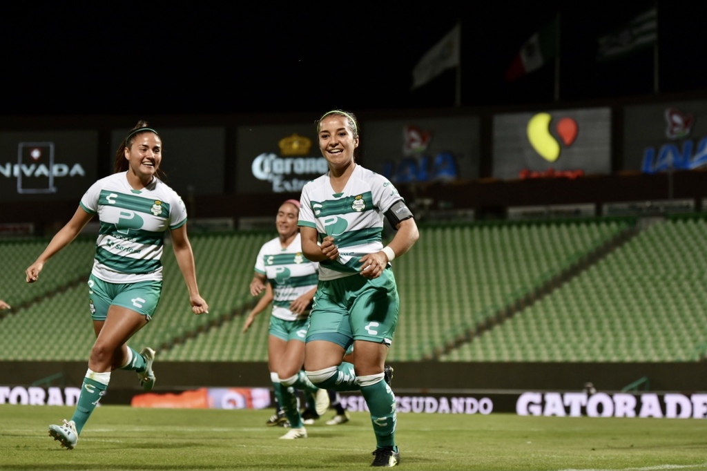 Con gol de la capitana Cinthya Peraza (d), las Guerreras derrotaron ayer en el Estadio Corona 2-1 al Atlético de San Luis. (Fotos de Erick Sotomayor)