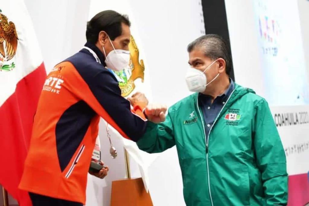 Rocha recibió su galardón, de manos del gobernador de Coahuila, Miguel Riquelme. (ESPECIAL)