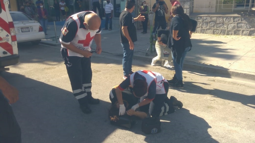 Paramédicos de la Cruz Roja arribaron al lugar para atender a las mujeres lesionadas. (EL SIGLO DE TORREÓN)