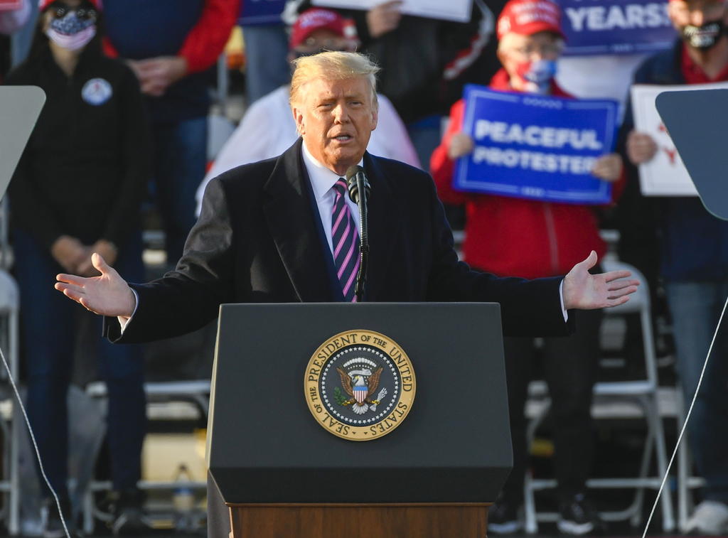 Un panel bipartidista de académicos y exfuncionarios gubernamentales calificaron de 'incendiario' y 'peligroso' que los republicanos apoyen la denuncias de fraude electoral que ha hecho el presidente Donald Trump sin pruebas. (ARCHIVO)