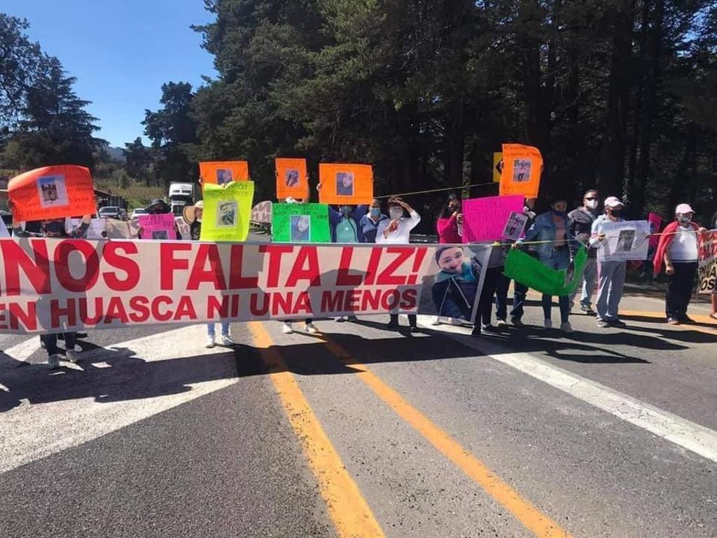Familiares y vecinos de Lizeth Lugo Hernández, quien desapareció el domingo en el municipio de Huasca- Hidalgo, bloquearon la carretera Pachuca-Huejutla, para exigir la intervención de las autoridades en su búsqueda. (ESPECIAL)