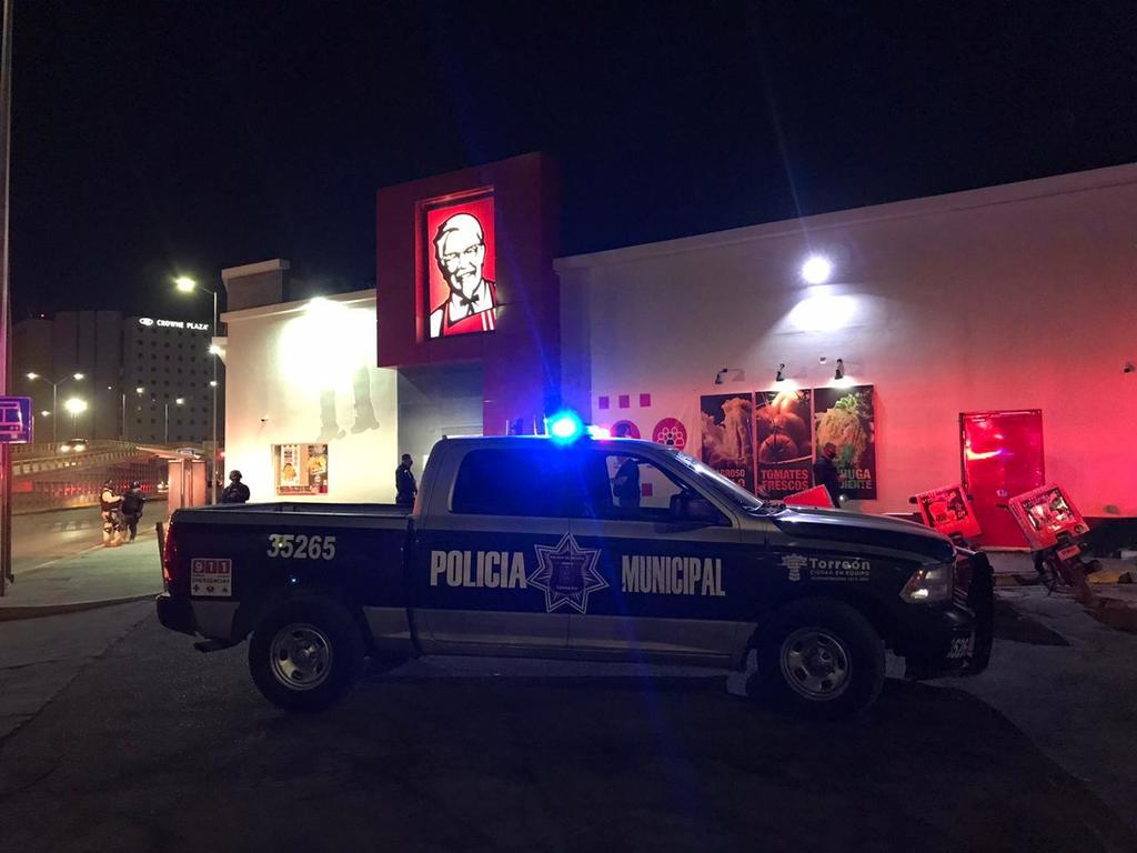 Los hechos ocurrieron cerca de las 21:30 horas en el Kentucky Fried Chicken ubicado sobre el Diagonal Reforma, entre avenida Presidente Carranza y calle 38 de la colonia Nuevo Torreón.
(EL SIGLO DE TORREÓN)