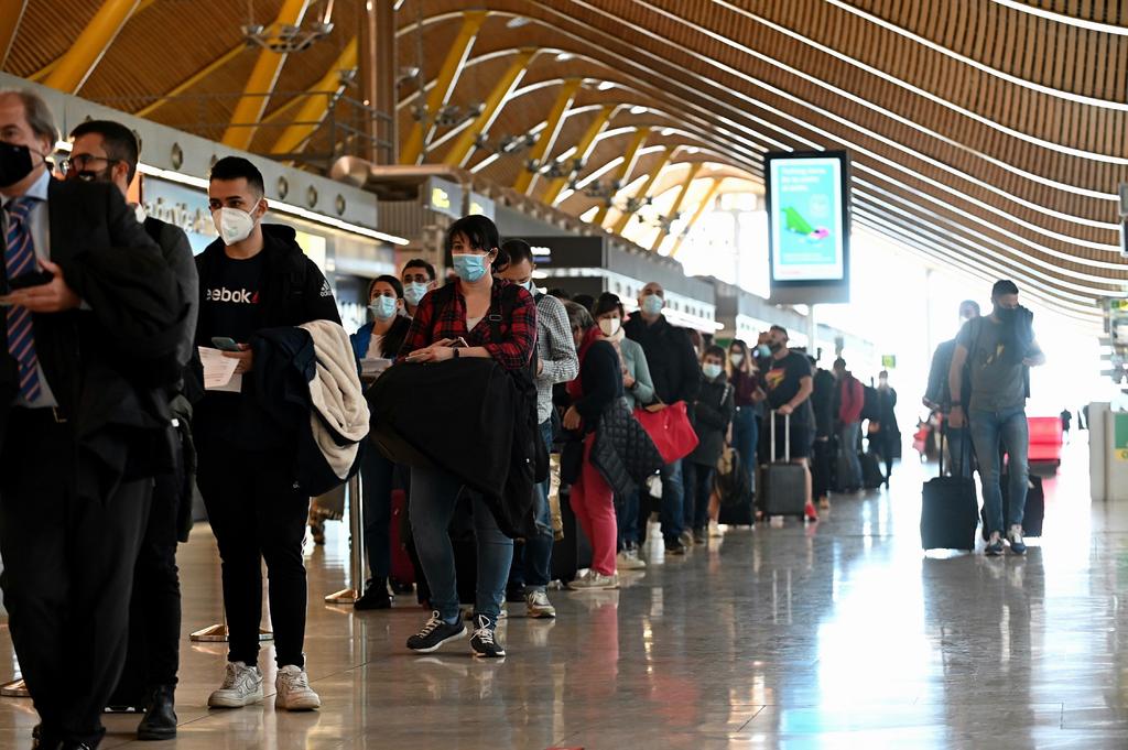España exigirá a partir del próximo 23 de noviembre a los viajeros internacionales procedentes de países de riesgo una PCR negativa realizada 72 horas antes para poder entrar. (ARCHIVO) 