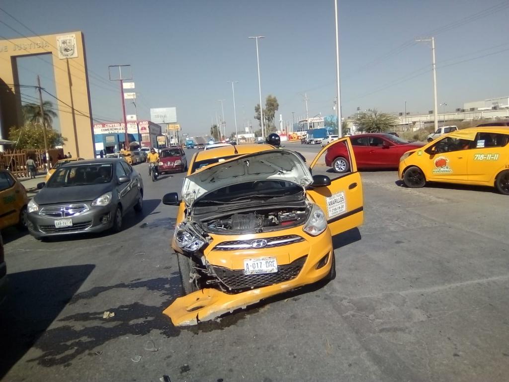 La unidad no respetó el alto y se impactó contra un automóvil Hyundai i-10, modelo 2014, de la base Taxis Amarillos, el cual circulaba con preferencia sobre el Diagonal Las Fuentes y era tripulado por Rolando de 27 años. (EL SIGLO DE TORREÓN)