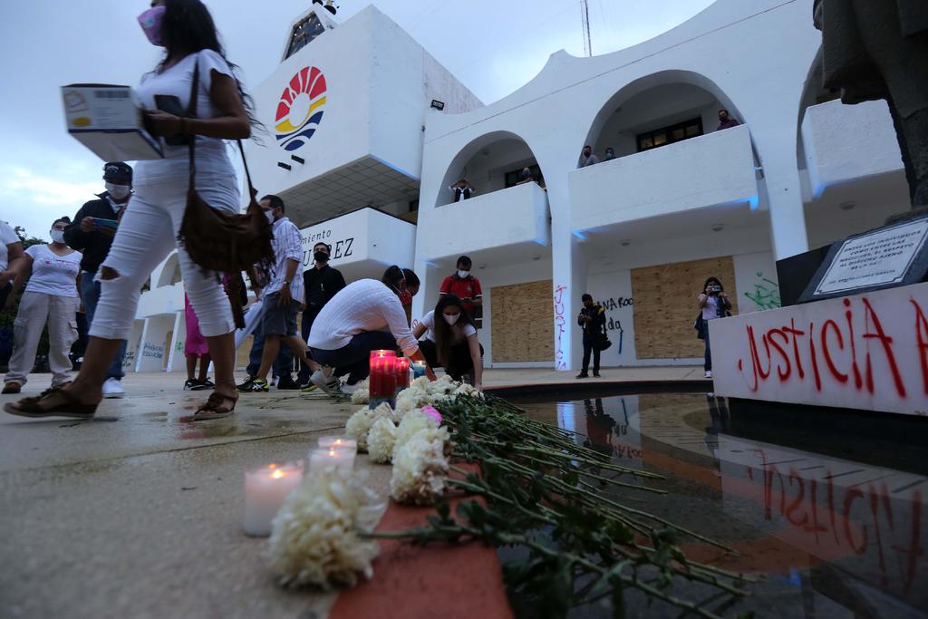 Activistas y periodistas agredidos en la protesta feminista contra la violencia de género que fue reprimida a tiros por la policía, el pasado lunes por la noche en Cancún, denunciaron este miércoles agresiones sexuales por parte de los agentes. (EFE)