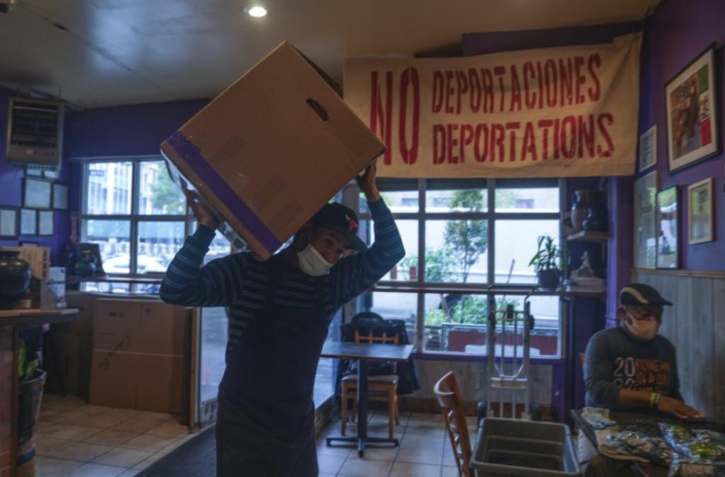 El aroma de chuletas de cerdo, jalapeños y cactus a la brasa llena la cocina de este restaurante del sur del Bronx. Detrás de la puerta, en un cartel rojo, se lee: “no deportaciones”.
(AP)