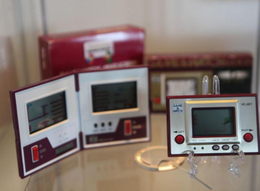 Las primeras Game & Watch llegaron en 1980 y solía tener incorporado un reloj y una alarma. El dispositivo que ahora lanza Nintendo, con un evidente diseño retro, incluye tres juegos y un reloj digital.
(ESPECIAL)