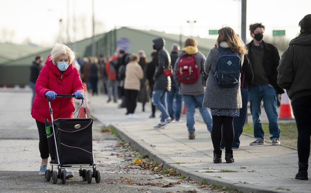 l Gobierno británico comunicó este jueves la detección de 33,470 nuevos casos de COVID-19 en veinticuatro horas, por encima de los 22,950 de ayer y la mayor cifra diaria registrada hasta ahora durante la pandemia. (ARCHIVO) 