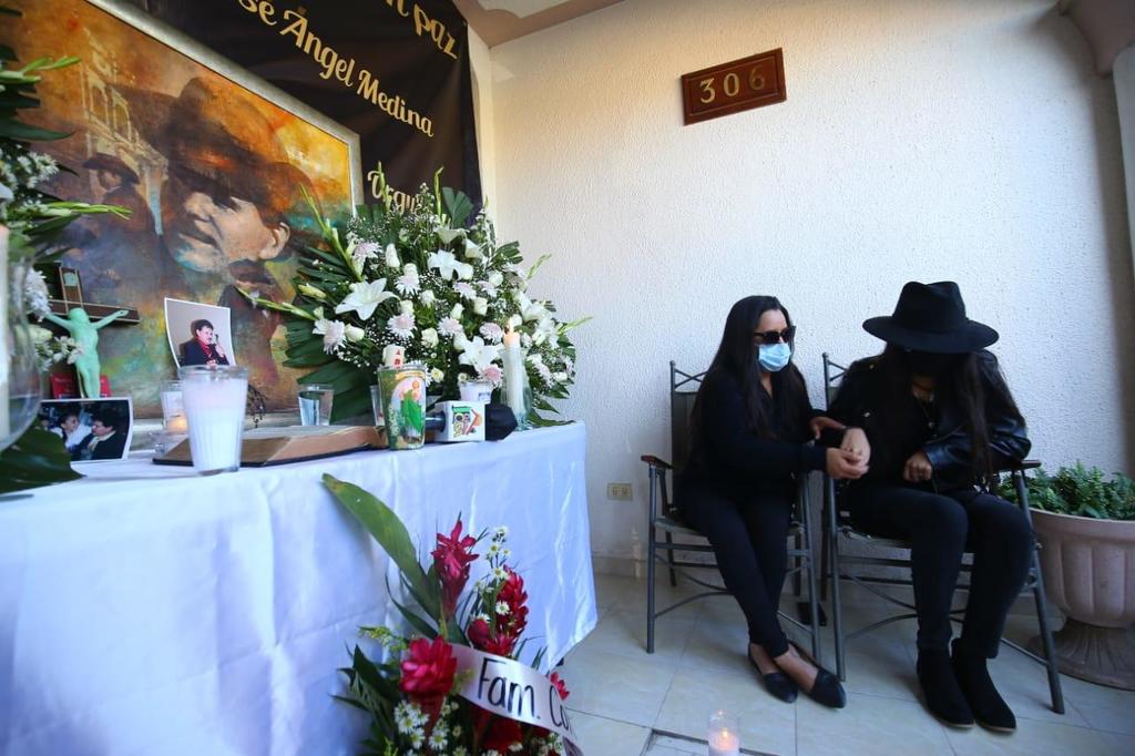 José Ángel Medina, vocalista del grupo Patrulla 81, montaron esta mañana una ofrenda en su honor tras su fallecimiento el pasado miércoles, victima de COVID-19. (ESPECIAL)