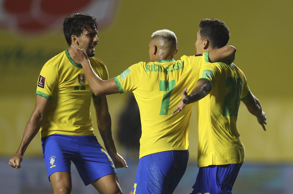 Celebran jugadores de Brasil tras anotar el único tanto del juego, con el que vencieron a Venezuela. (AP)