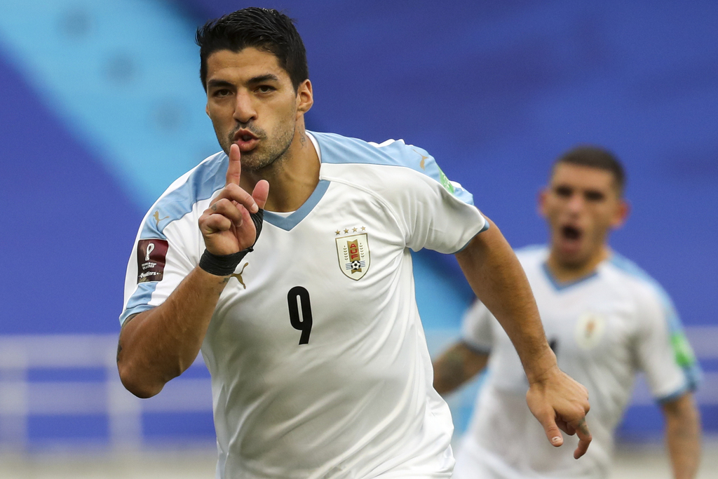 Luis Suárez marcó el segundo gol de Uruguay, en la victoria 3-0 sobre Colombia, en las eliminatorias sudamericanas. (AP)
