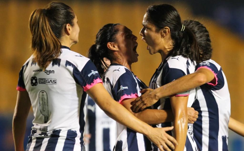 Las Rayadas de Monterrey hicieron la maldad y le quitaron lo invicto a las Tigres en el Clásico Regio de la Liga MX Femenil al derrotarlas 2-1. (CORTESÍA)
