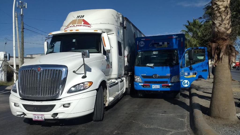 La mañana de este domingo se registró un accidente vial frente al puente Hamburgo de la ciudad de Gómez Palacio donde se vieron involucrados un tráiler y un vehículo repartidor de agua. (EL SIGLO DE TORREÓN)