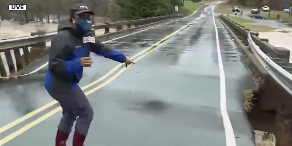 La reportera y su camarógrafo resultaron ilesos (CAPTURA)