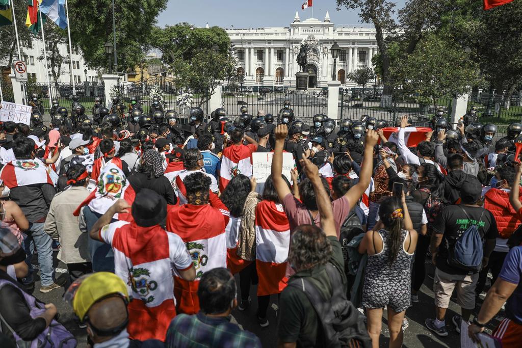 El Tribunal Constitucional (TC) de Perú exigió a la Policía Nacional 'la inmediata ubicación, identificación y puesta a buen recaudo de los más de 40 desaparecidos' durante las manifestaciones ciudadanas que este sábado fueron reprimidas violentamente por las fuerzas de seguridad. (ESPECIAL)