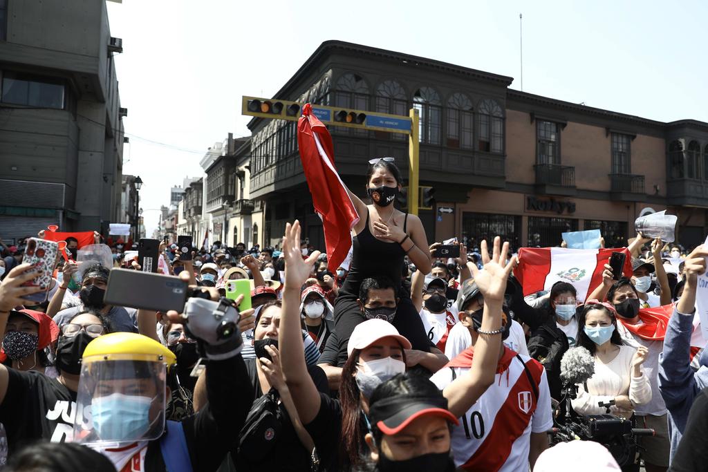Un ensordecedor estruendo de aplausos y cacerolazos estalló al mediodía de este domingo en todo Perú ni bien los peruanos escucharon las palabras 'renuncia irrevocable' en la boca del presidente transitorio Manuel Merino. (ARCHIVO)