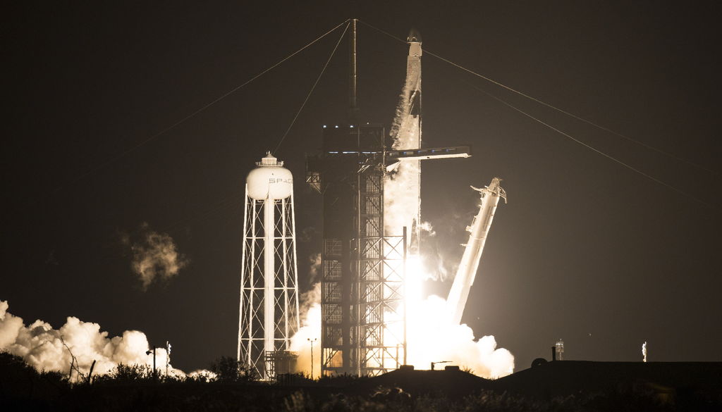 Fotografía que muestra la salida del Falcon 9, un cohete de SpaceX que se dirge a la EEI.