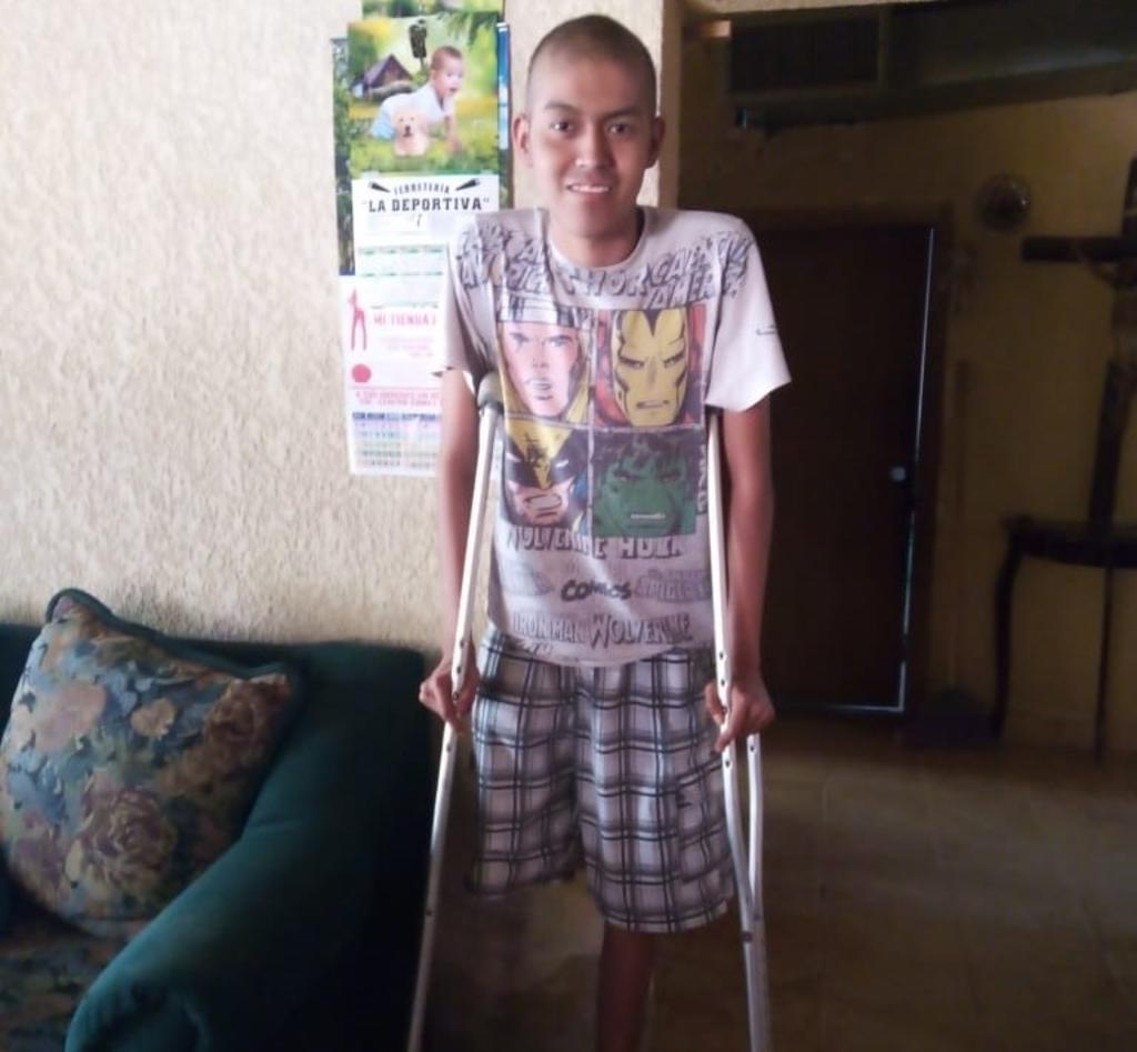 Brandon, de 18 años, necesita de una prótesis que cuesta 85 mil pesos. Hasta el momento han logrado recaudar 14 mil 750 pesos.