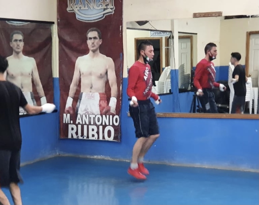El 'Pecas' Salinas se entrena en el Gimnasio del 'Veneno' Rubio en Cd. Acuña, de cara a su próximo combate internacional de nuevo ante McCoy.