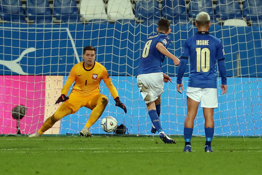 Jorginho anotó de penal el primer tanto de Italia, en la victoria 2-0 sobre los polacos.