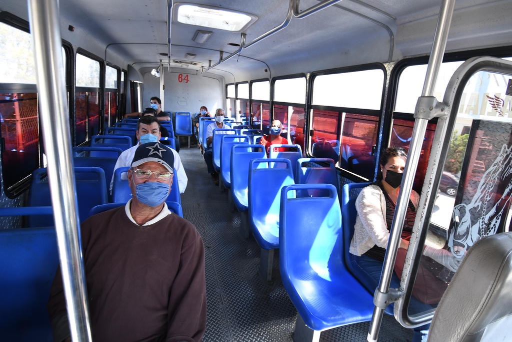 Son pocos los autobuses que circulan en la región donde se cumple la sana distancia. 
